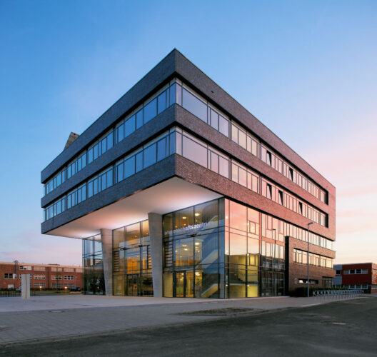 Wissenschaftszentrum Kiel, Wissenschaftspark, Fraunhoferstr 13, D24118 Kiel; Planung: Architektencontor Agather-Scheel (Kiel), Fertigstellung Mrz 2008